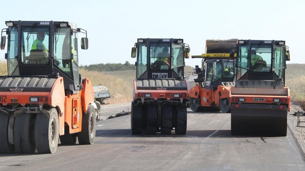 Държавата спира ремонтите на пътища заради липса на пари
