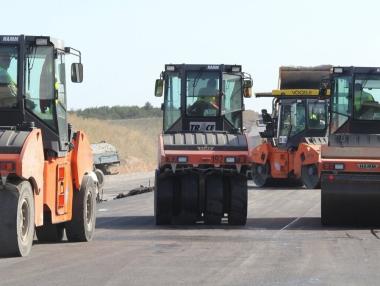Държавата спира ремонтите на пътища заради липса на пари