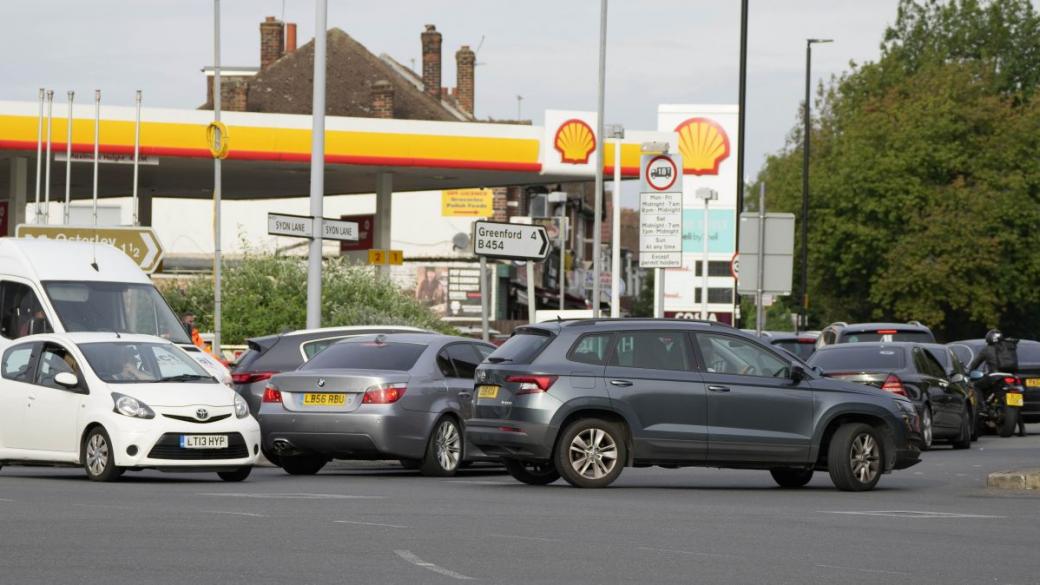 Защо британците панически се презапасяват с гориво?