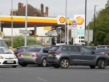 Защо британците панически се презапасяват с гориво?