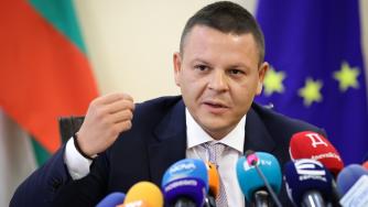 Алексиев уволни шефа на „Морска администрация“ заради заседналия кораб