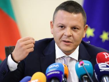 Алексиев уволни шефа на „Морска администрация“ заради заседналия кораб