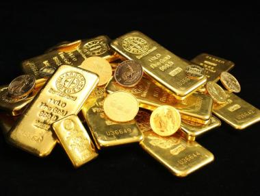 Силният долар отново притисна златото