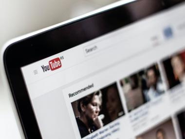 YouTube ще сваля всички видеоклипове против ваксините