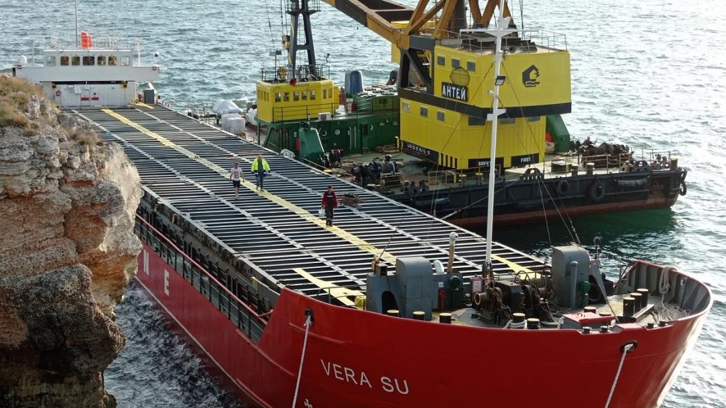 Държавата преговаря с чуждестранни фирми за спасяването на заседналия кораб