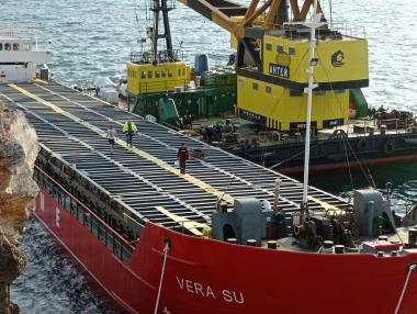 Държавата преговаря с чуждестранни фирми за спасяването на заседналия кораб