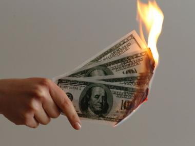 Златото отвърна на ударите на долара