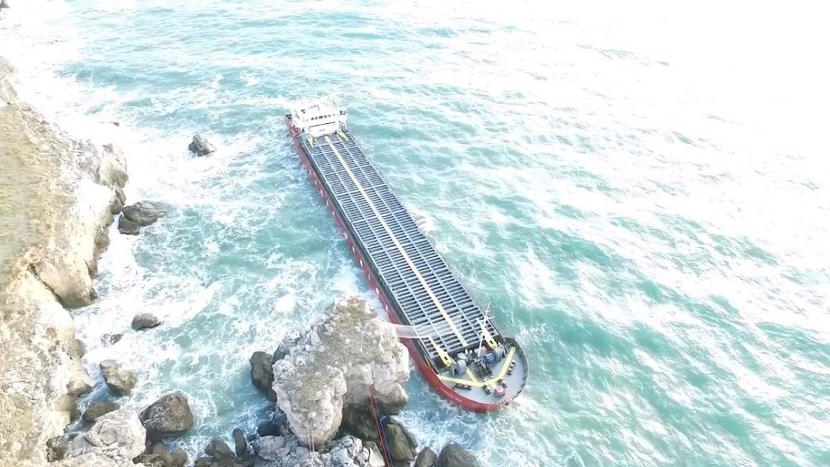 Drones monitor the condition of the stranded ship (Video) thumbnail