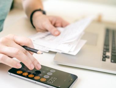 Скок на минималната заплата сега може да доведе до нови съкращения