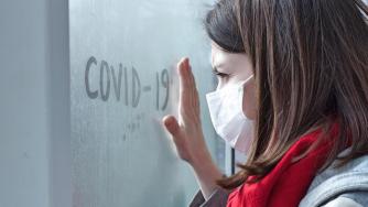 Смъртните случаи от COVID-19 преминаха психологическа граница