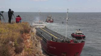 Заседналият кораб Vera Su потъва