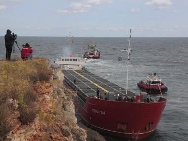 Заседналият кораб Vera Su потъва