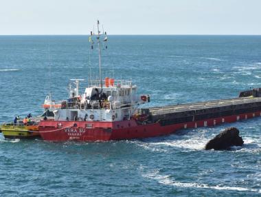 ЕАМБ изпраща три баржи в помощ на заседналия кораб Vera Su