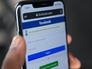 Гонейки само печалбата, Facebook „разкъсва обществата“