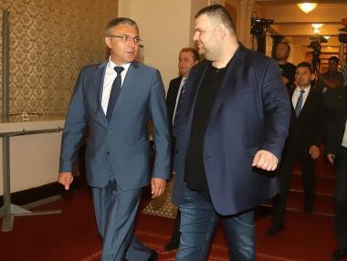 Вечерни новини: Пеевски в „Досиетата Пандора“; Хакнати акаунти във Facebook