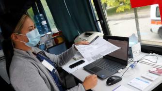 Провалената ваксинация ограничава икономическия растеж на България