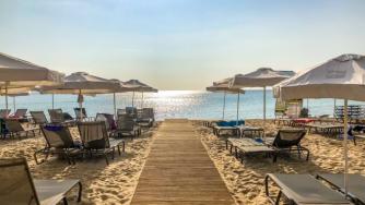 Туризмът спря, за да тръгне отново