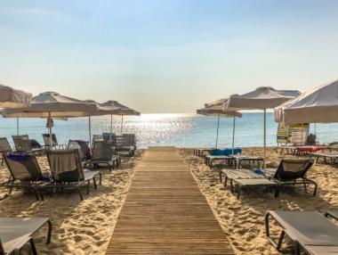 Туризмът спря, за да тръгне отново