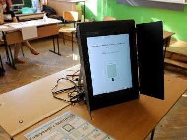 ЦИК реши на изборите да се гласува на една машина и с една карта