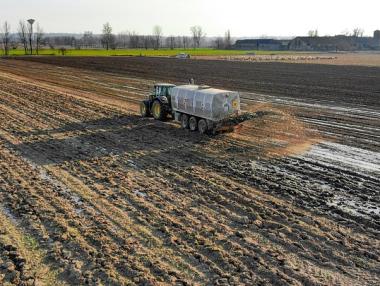 Галопиращата цена на торовете застрашава дребните земеделци