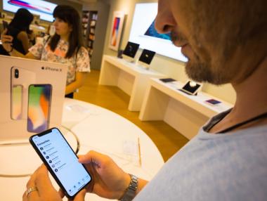 Проблемите с производството на iPhone 13 потопиха акциите на Apple