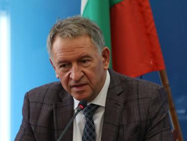 COVID ограниченията може да станат национални до петък