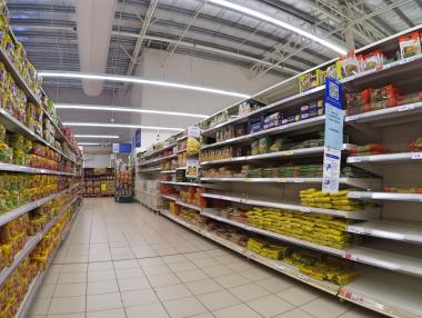 Краят на евтините храни в британските магазини наближава