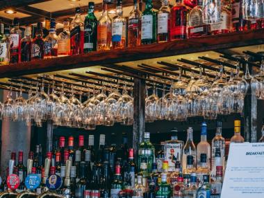 Защо британски пъб започна да продава бира срещу стар iPhone