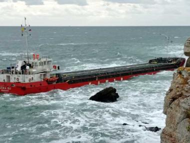 Екоминистерството установи силна миризма на нефт около Vera Su