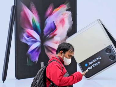 Смартфон продажбите се свиха, но не заради липсата на търсене