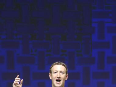 Facebook инвестира милиарди в метавселена, докато двигателят ѝ се забавя