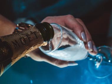 Френското шампанско ще тече към Русия поне до края на годината