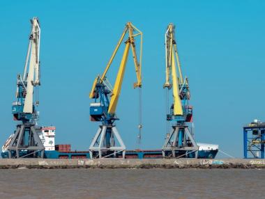 Неочакваното увеличение на запасите от петрол потопиха цената му