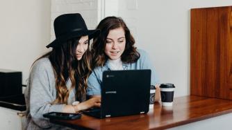 Младежката безработица се е свила почти наполовина за година