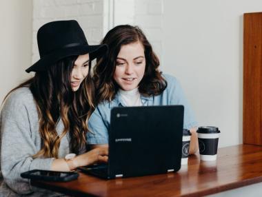 Младежката безработица се е свила почти наполовина за година