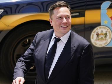 Мъск пита в Twitter дали да продаде 10% от акциите си в Tesla