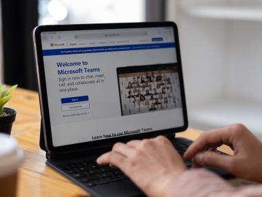 Приложението за работа на Faceboook се интегрира с Microsoft Teams