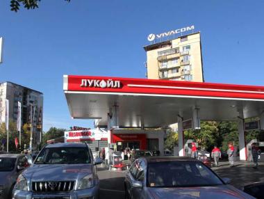 КЗК обвини „Лукойл“, че пречи на вноса на горива