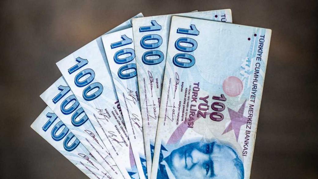 Турската лира продължи да дълбае дъното