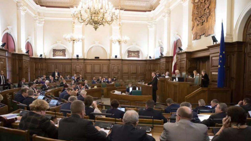 Неваксинираните депутати в Латвия остават без работа