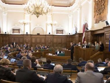 Неваксинираните депутати в Латвия остават без работа