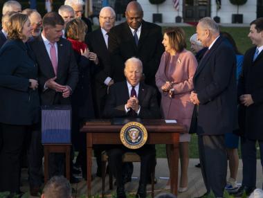 Байдън подписа инфраструктурнaта програма за 1.2 трлн. долара