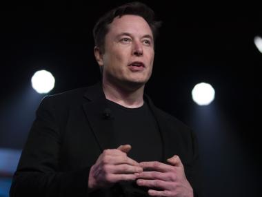 Мъск продължава да разпродава акции на Tesla