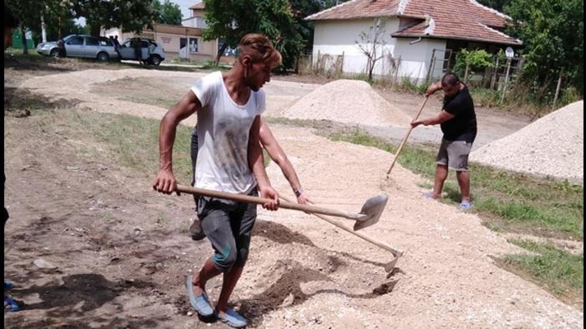 Галерия :: Снимка 9 :: Асфалтовият брецел в Дреновец: Добра идея, потресаващо изпълнение (галерия)}