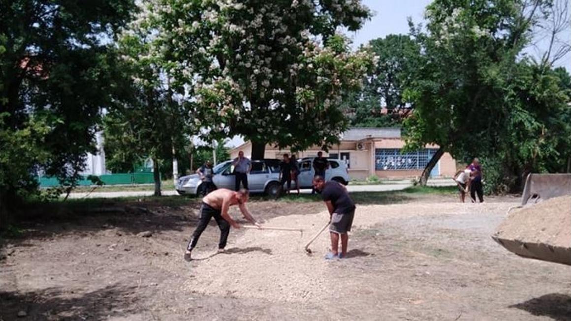Галерия :: Снимка 10 :: Асфалтовият брецел в Дреновец: Добра идея, потресаващо изпълнение (галерия)}