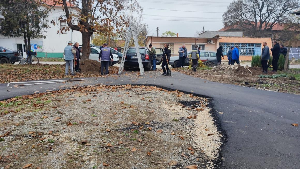 Галерия :: Снимка 12 :: Асфалтовият брецел в Дреновец: Добра идея, потресаващо изпълнение (галерия)}