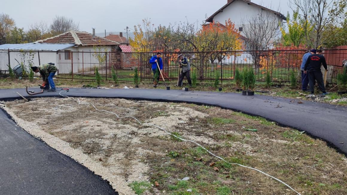 Галерия :: Снимка 13 :: Асфалтовият брецел в Дреновец: Добра идея, потресаващо изпълнение (галерия)}