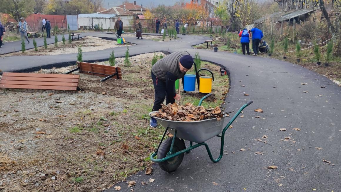 Галерия :: Снимка 14 :: Асфалтовият брецел в Дреновец: Добра идея, потресаващо изпълнение (галерия)}