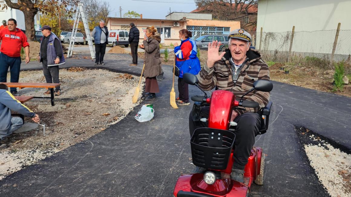 Галерия :: Снимка 15 :: Асфалтовият брецел в Дреновец: Добра идея, потресаващо изпълнение (галерия)}