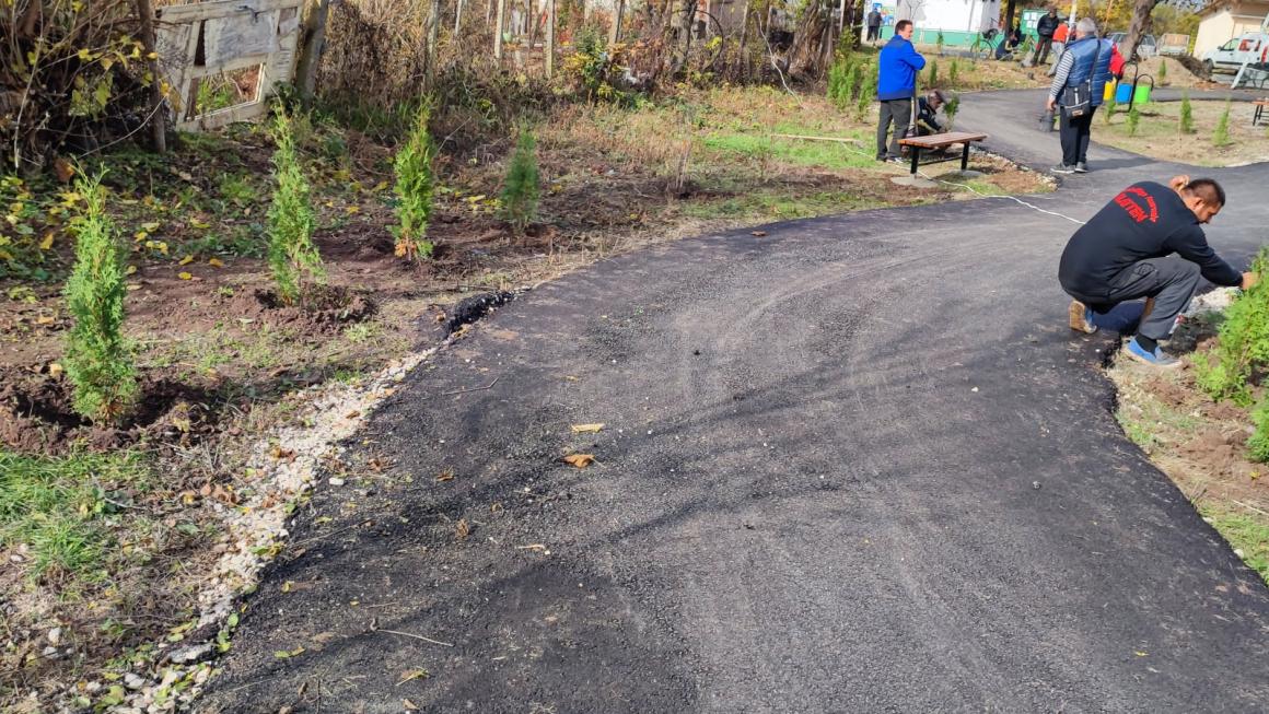 Галерия :: Снимка 16 :: Асфалтовият брецел в Дреновец: Добра идея, потресаващо изпълнение (галерия)}